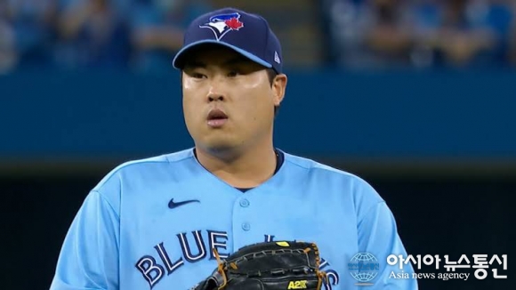 Blue Jays pitcher Hyun Jin Ryu stuns Rangers hitter with a ridiculously  slow pitch - BVM Sports